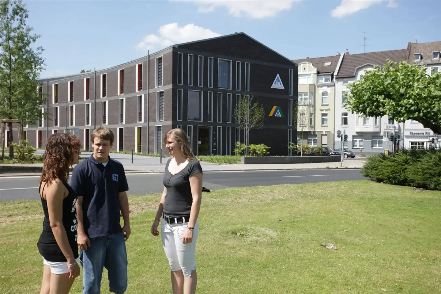 Klassenfahrt Düsseldorf - dre Personen stehen vor der Jugendherberge