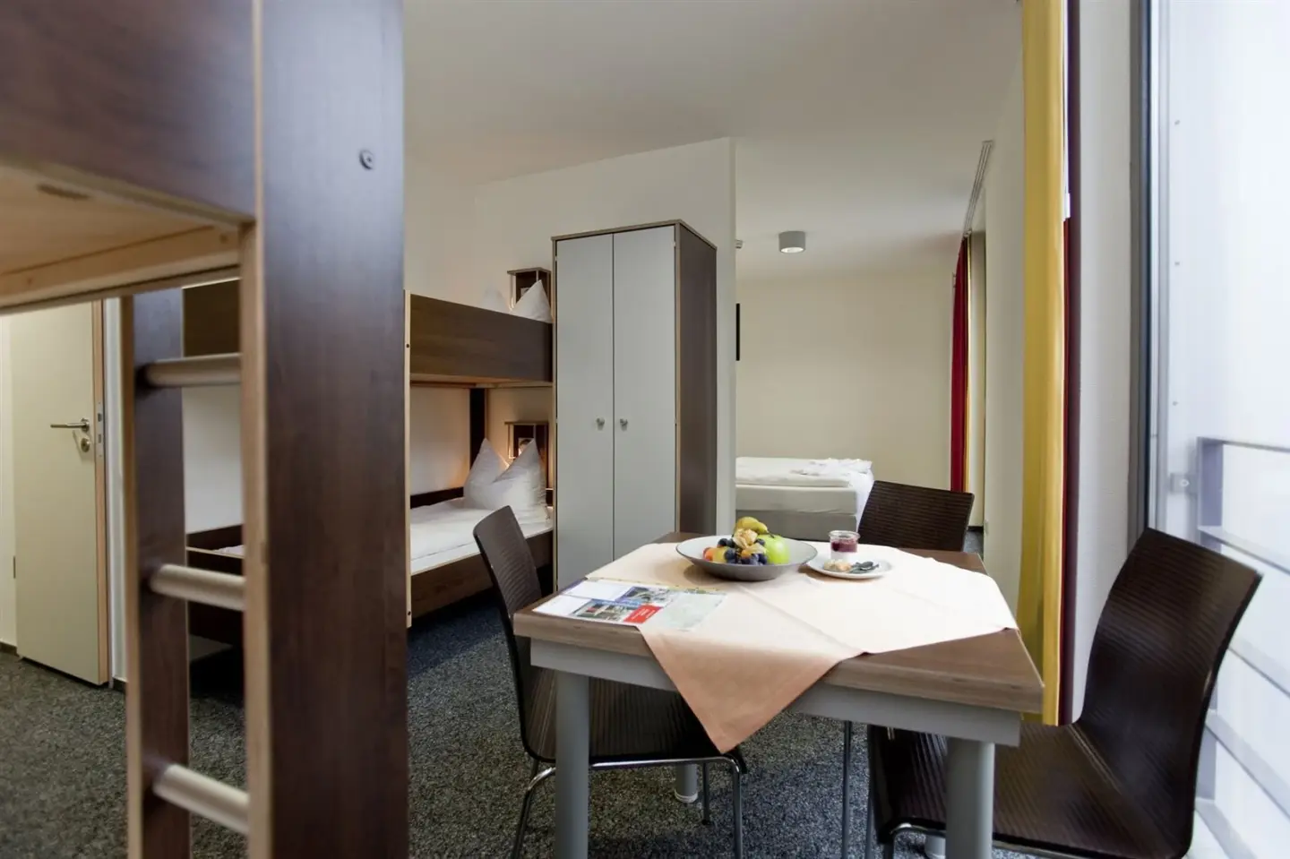 Klassenfahrt Düsseldorf - Mehrbettzimmer mit Doppelstockbetten und Doppelbett