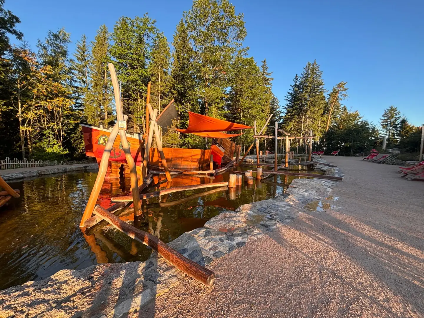 Klassenfahrt Eibenstock - Spielplatz mit Schiff und Wasserspielpaltz in Wurzelrudi Erlebniswelt