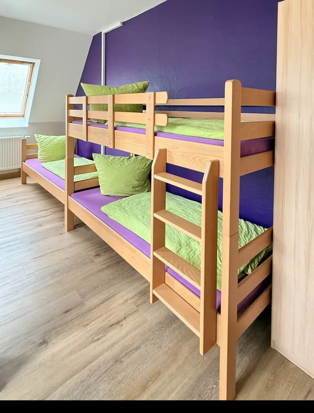 Klassenfahrt Eibenstock - Mehrbettzimmer mit Doppelstockbett und Einzelbett