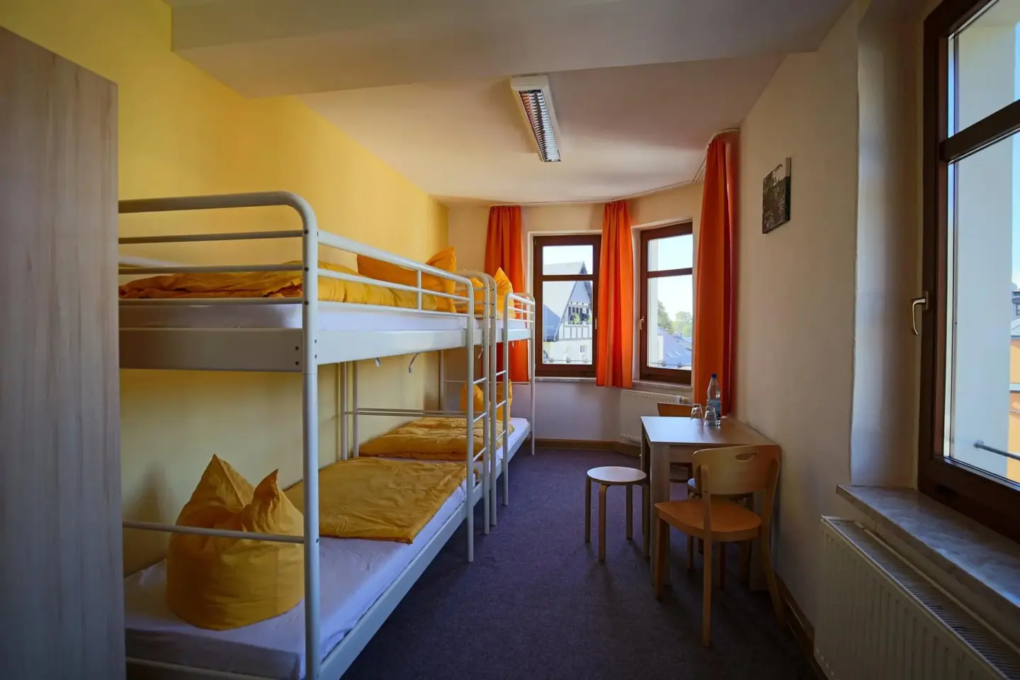 Klassenfahrt Eibenstock - helles Mehrbettzimmer mit zwei Doppelstockbetten