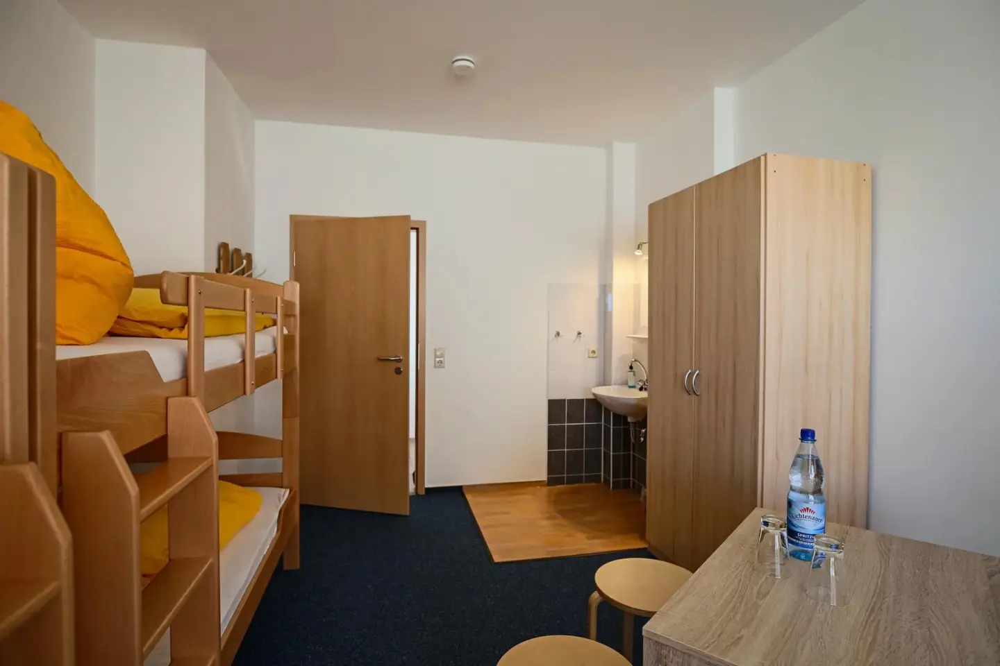 Klassenfahrt Eibenstock - Mehrbettzimmer mit Doppelstockbett, Schrank und Waschecke