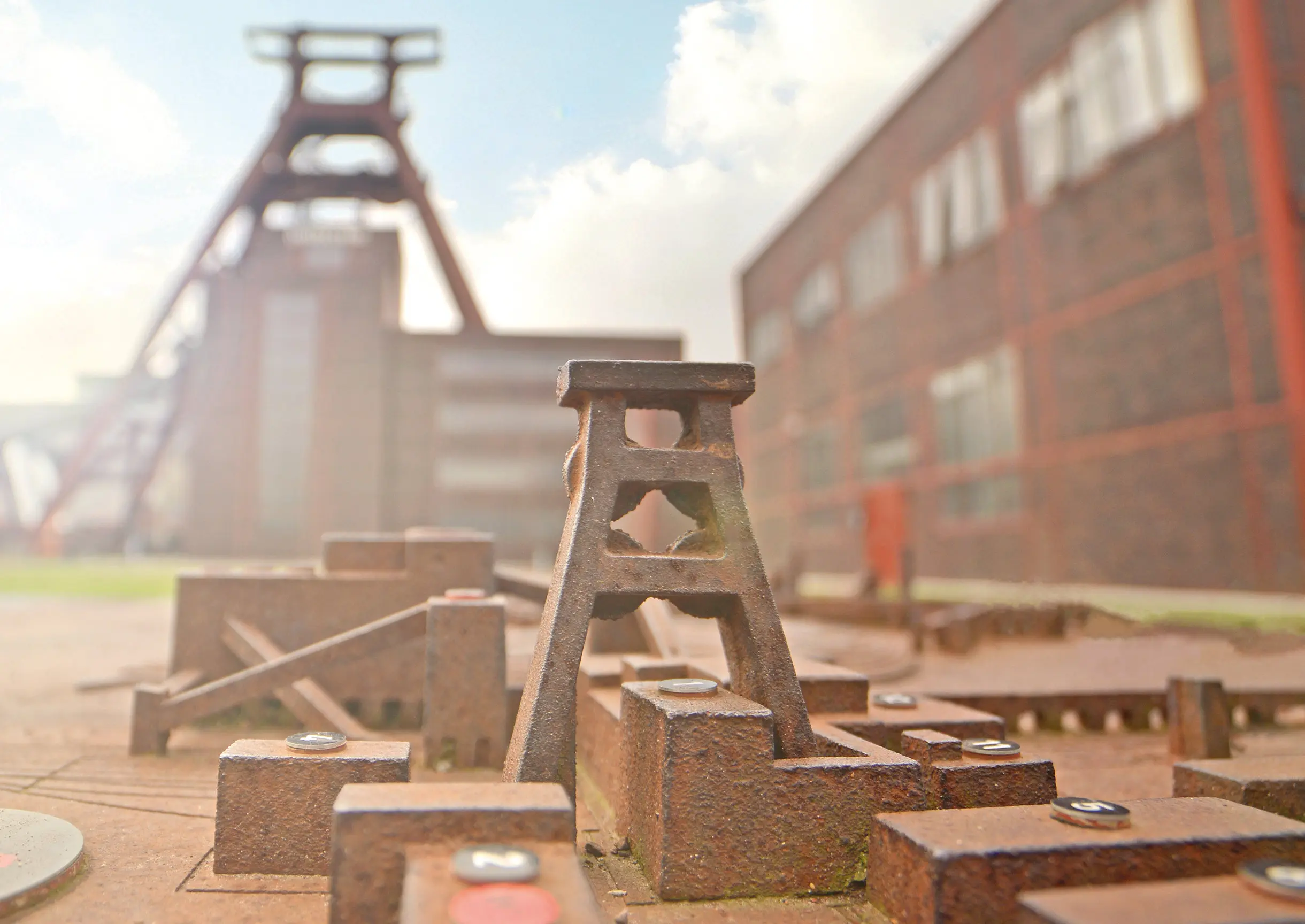 Klassenfahrt Ruhrgebiet - Rostige Metallgegenstände vor dem Turm der Zeche Zollverein in Essen.