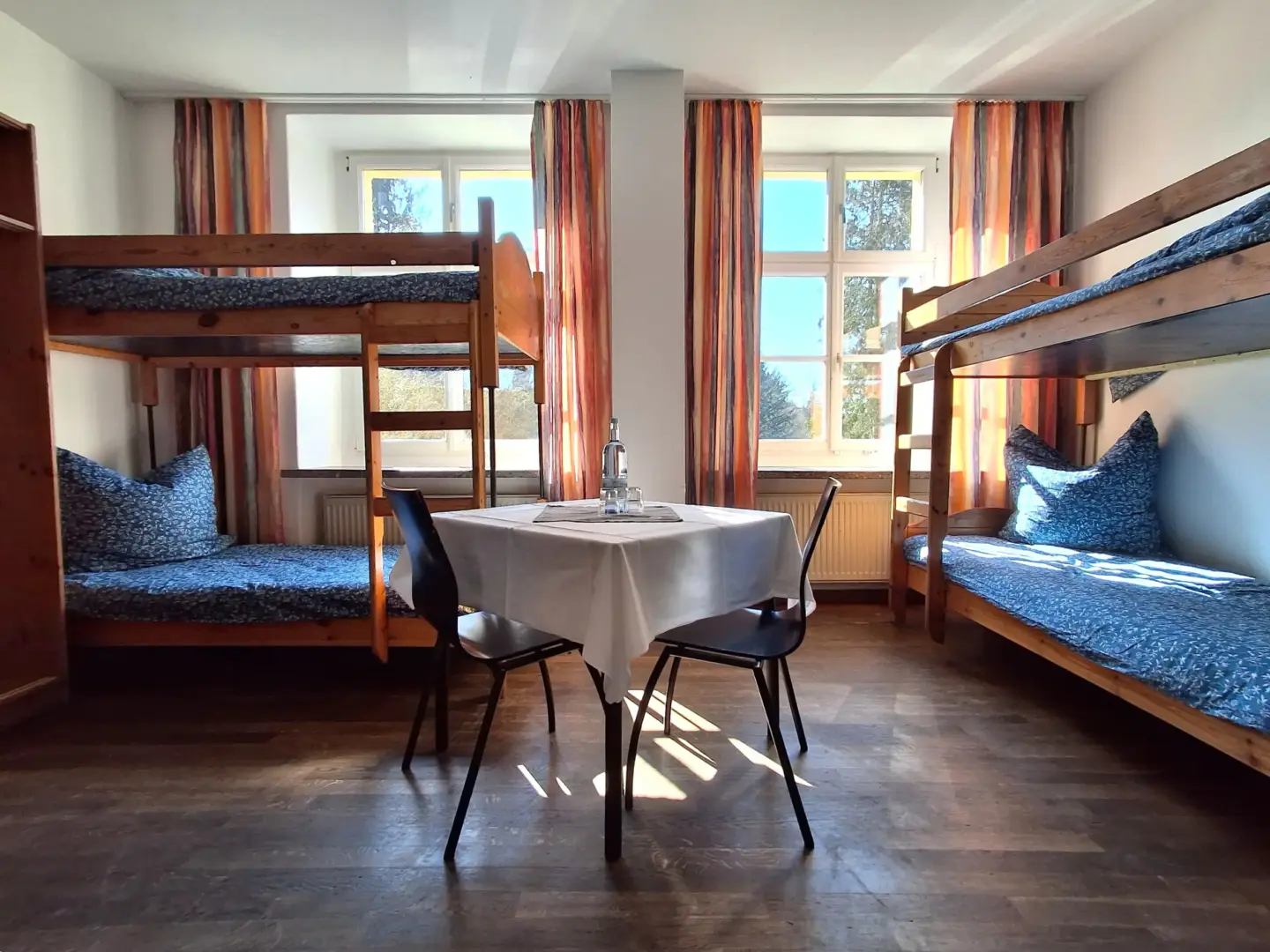 Klassenfahrt Gadow - sonniges Mehrbettzimmer mit zwei Doppelstockbetten