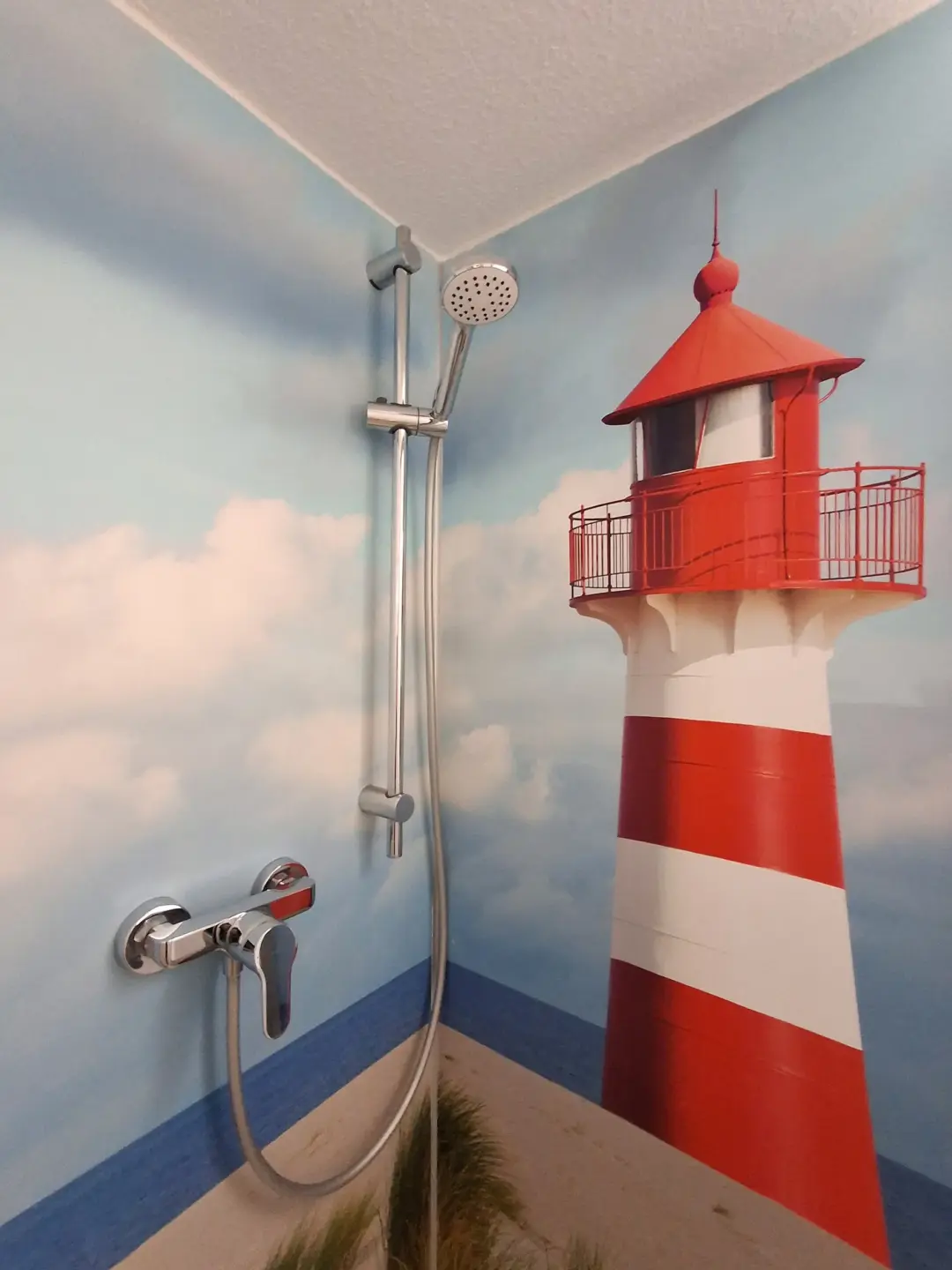 Klassenfahrt Gadow - Dusche mit Leuchtturmwand