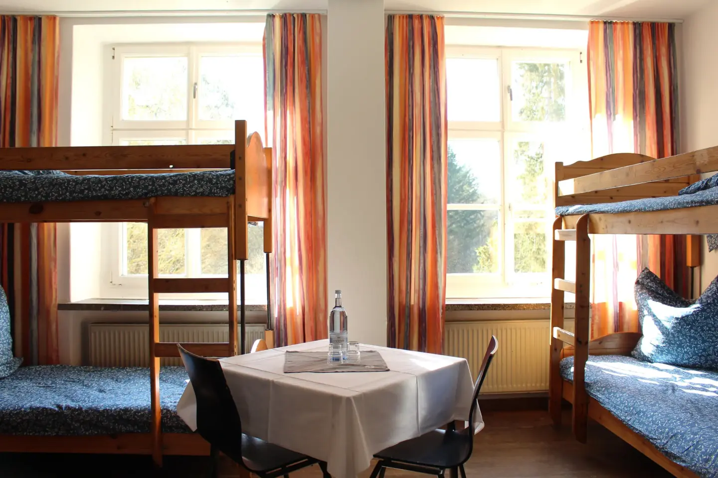 Klassenfahrt Gadow - Mehrbettzimmer mit Sonneneinstrahlung