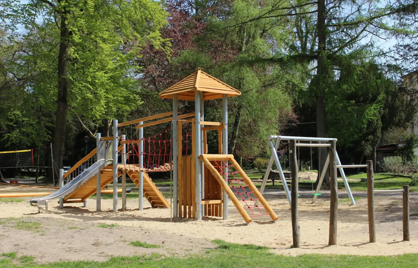 Klassenfahrt Gadow - Spielplatz mit Kletterturm, Rutsche und Schaukeln