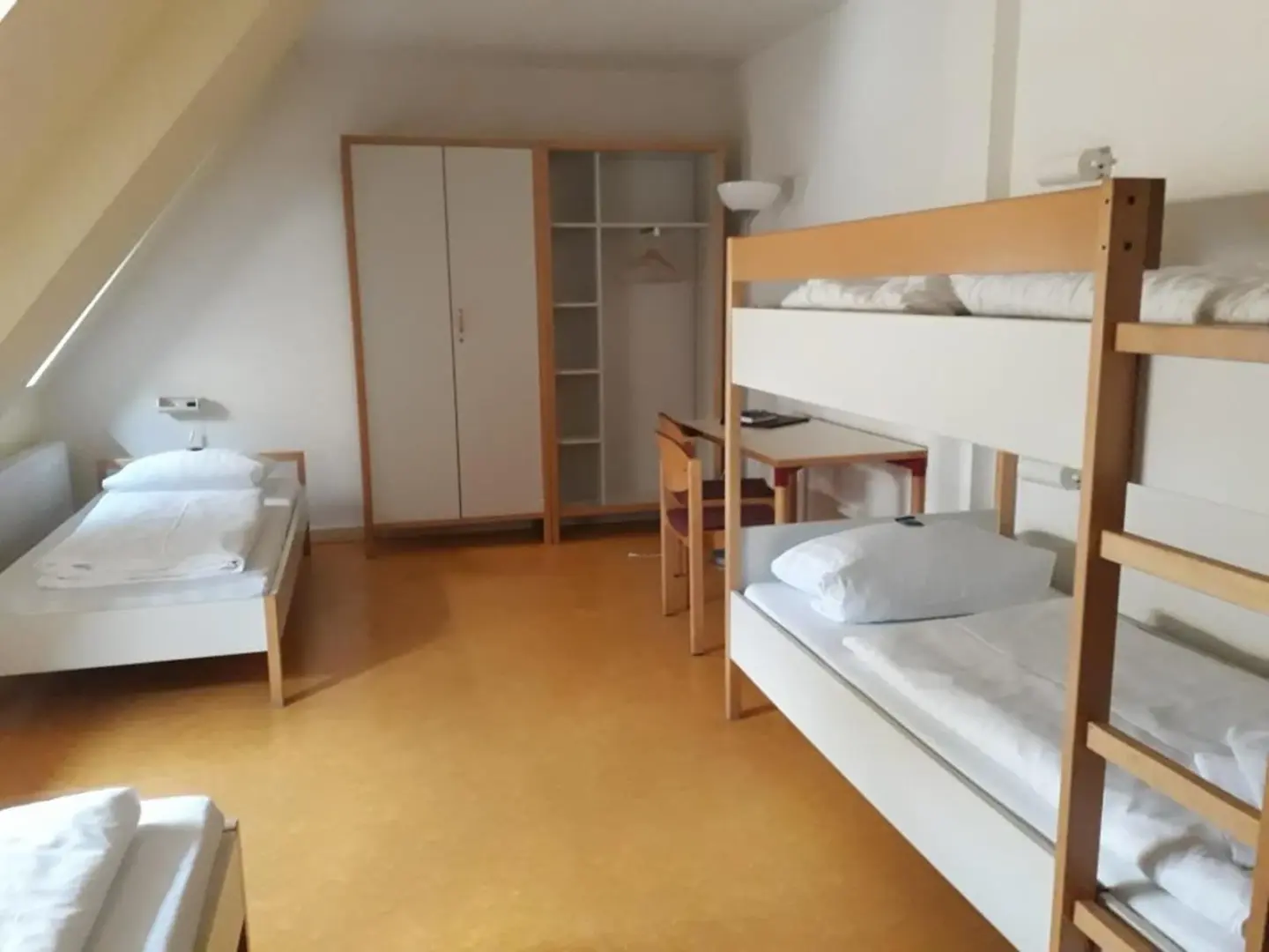 Klassenfahrt Kohren-Sahlis - Mehrbettzimmer mit Doppelstockbett und zwei Einzelbetten
