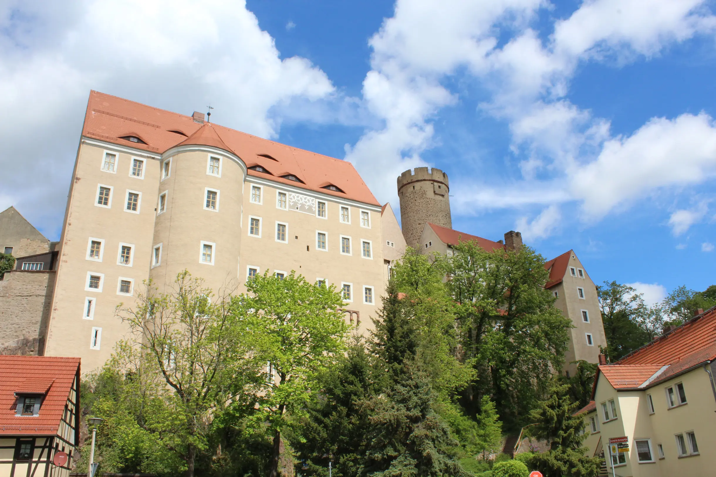 Klassenfahrt Kohren-Sahlis - Mittelalterliche Burg Gnandstein mit blauem Himmel