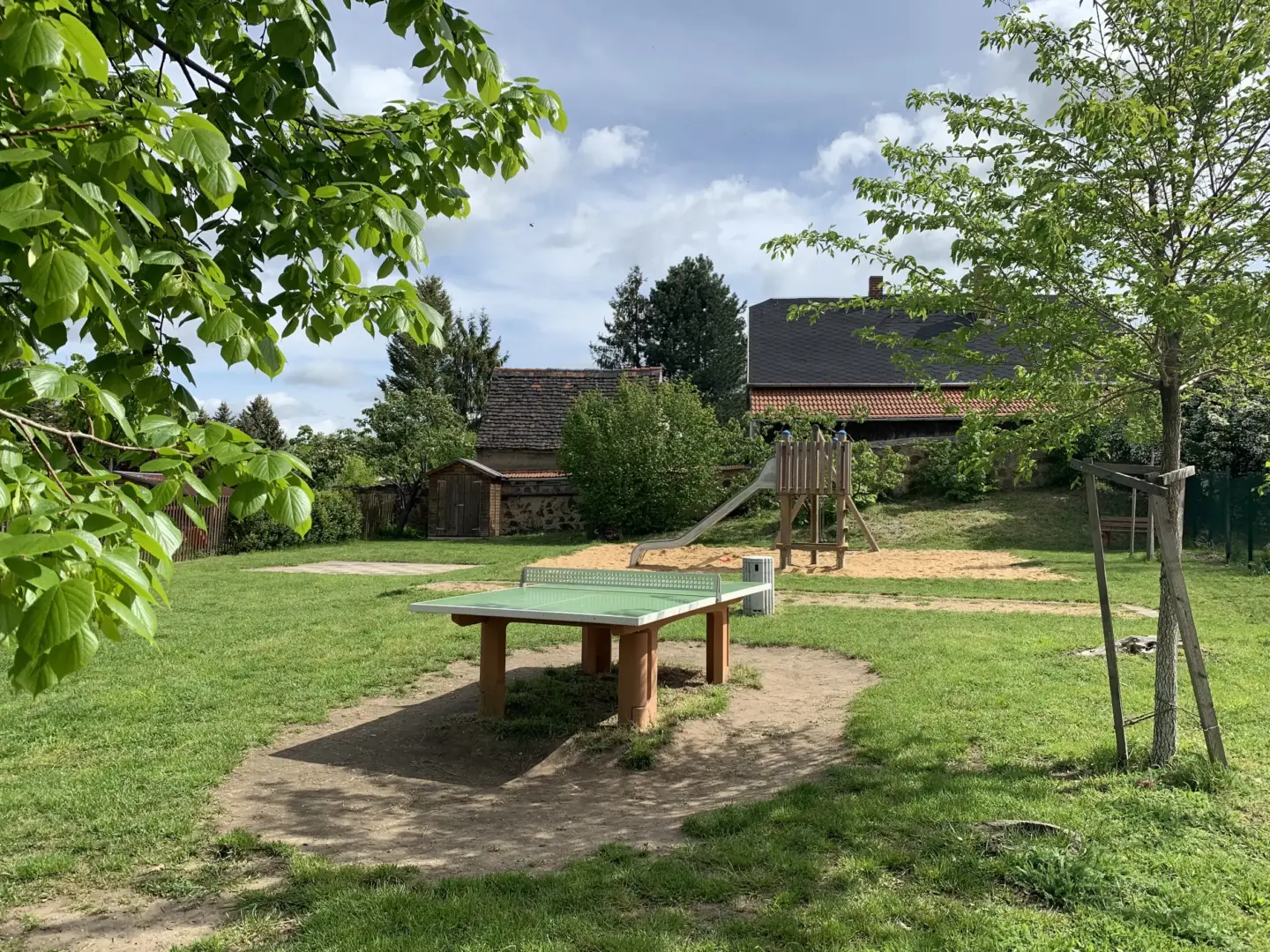 Klassenfahrt Kohren-Sahlis - Spielplatz mit Tischtennisplatte