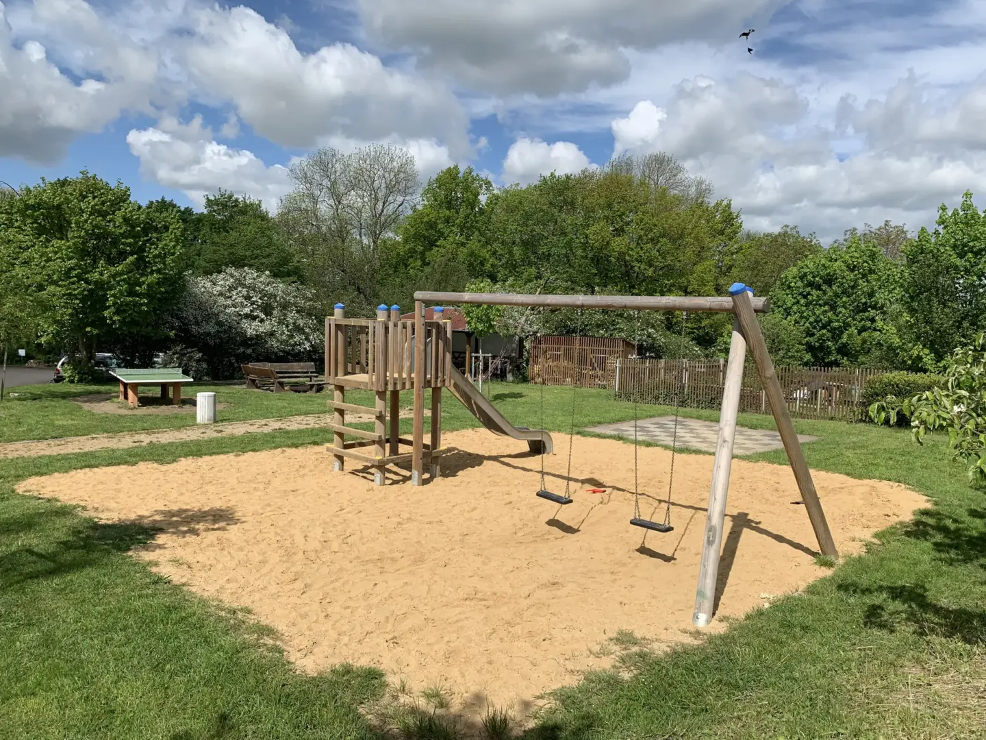 Klassenfahrt Kohren-Sahlis - Spielplatz mit Rutsche und Schaukeln