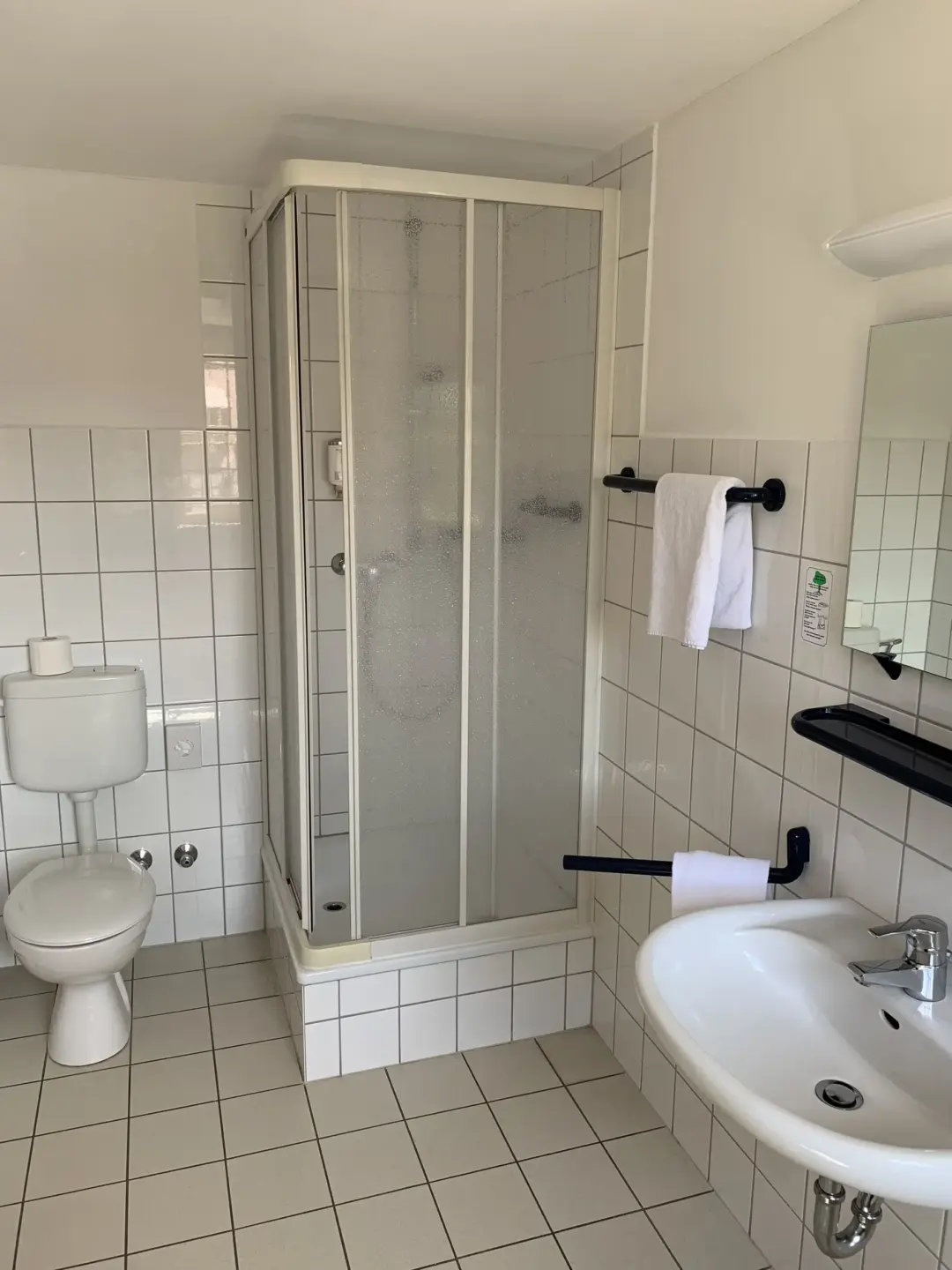 Klassenfahrt Kohren-Sahlis - Badezimmer mit Dusche, WC und Waschbecken
