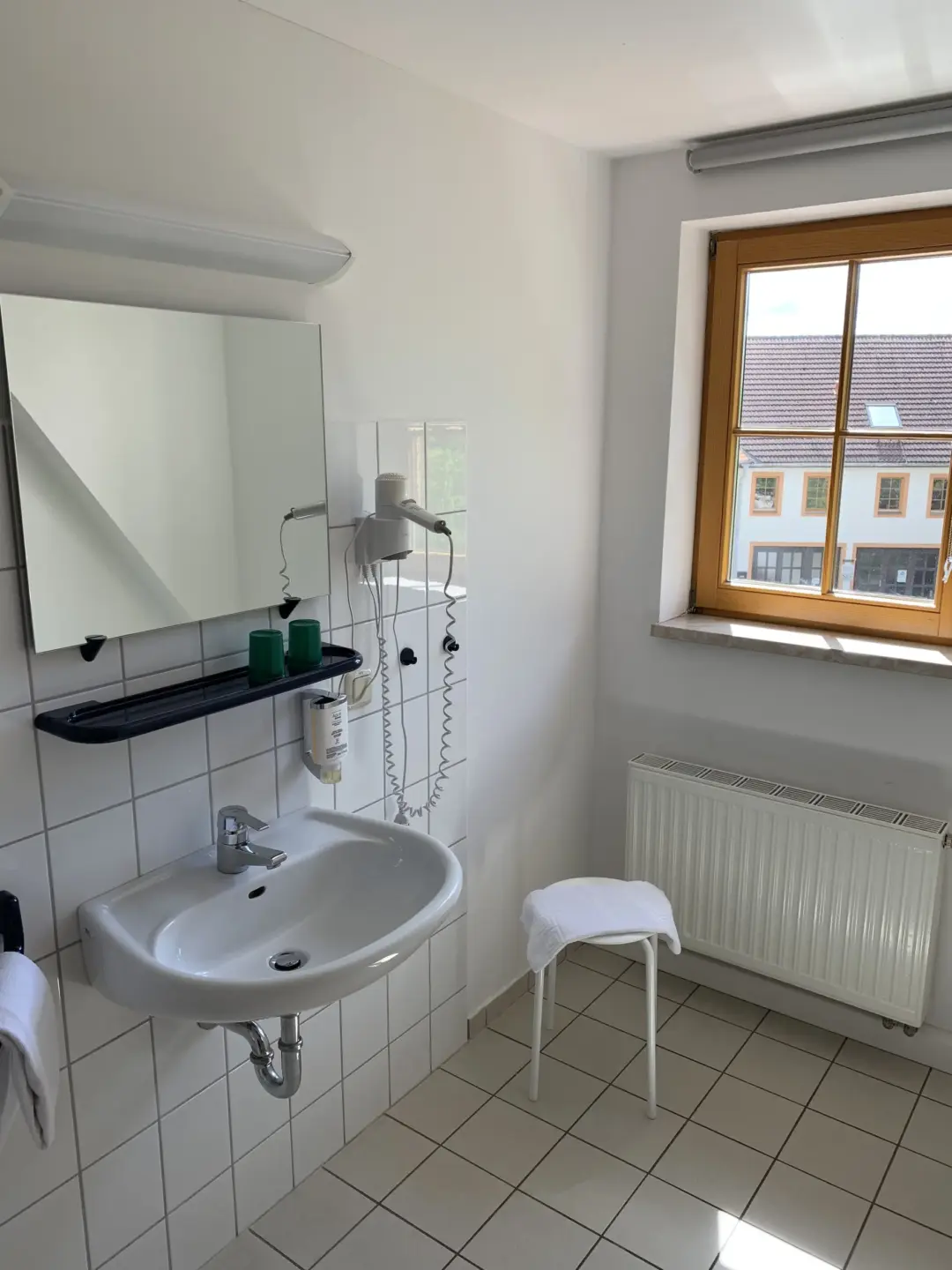 Klassenfahrt Kohren-Sahlis - Bad mit Waschbecken, Spiegel und Blick aus dem Fenster