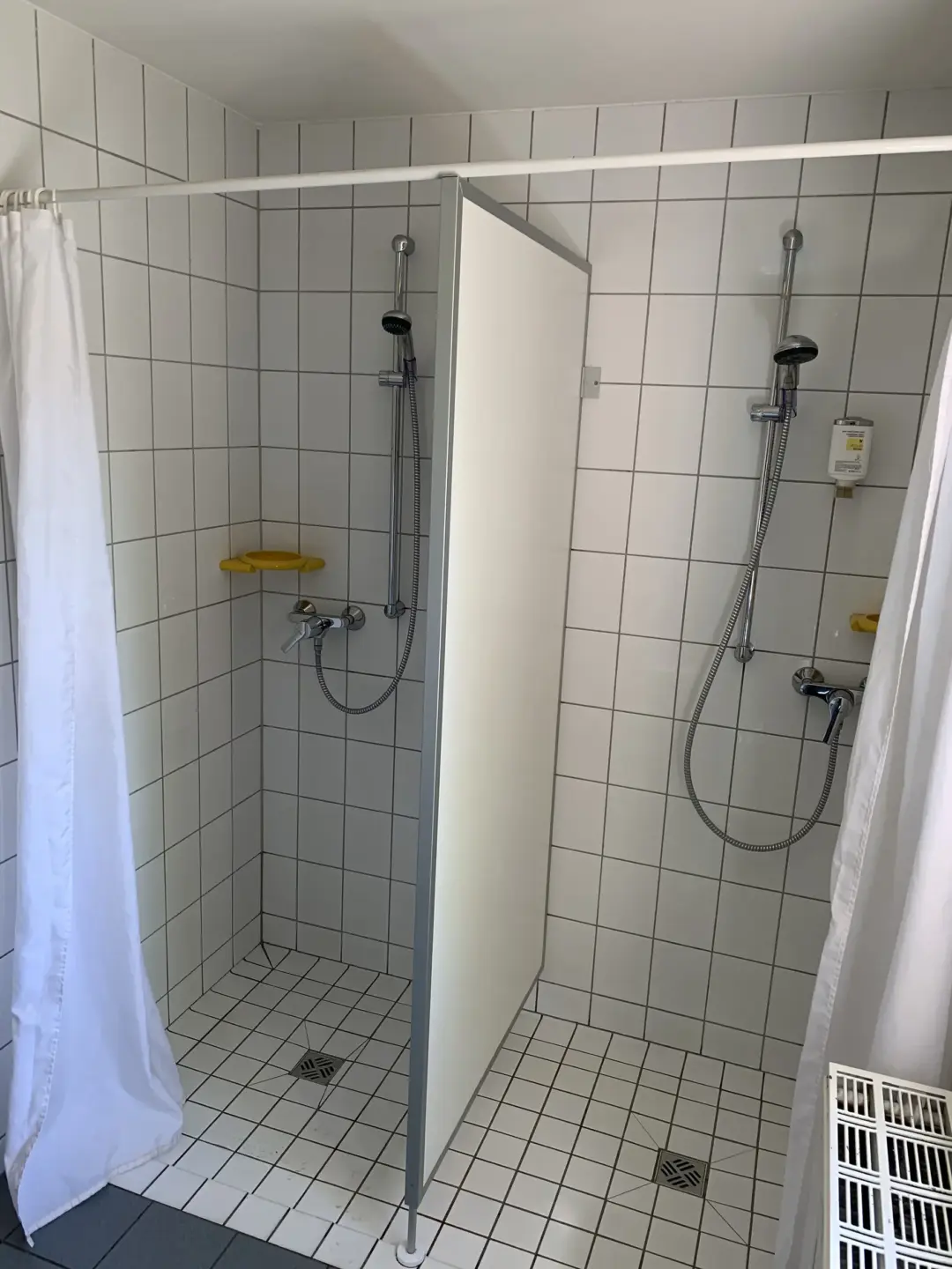 Klassenfahrt Kohren-Sahlis - zwei helle Duschkabinen nebeneinander