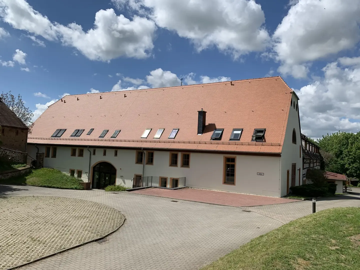 Klassenfahrt Kohren-Sahlis - Wohngebäude auf einem gepflasterten Platz
