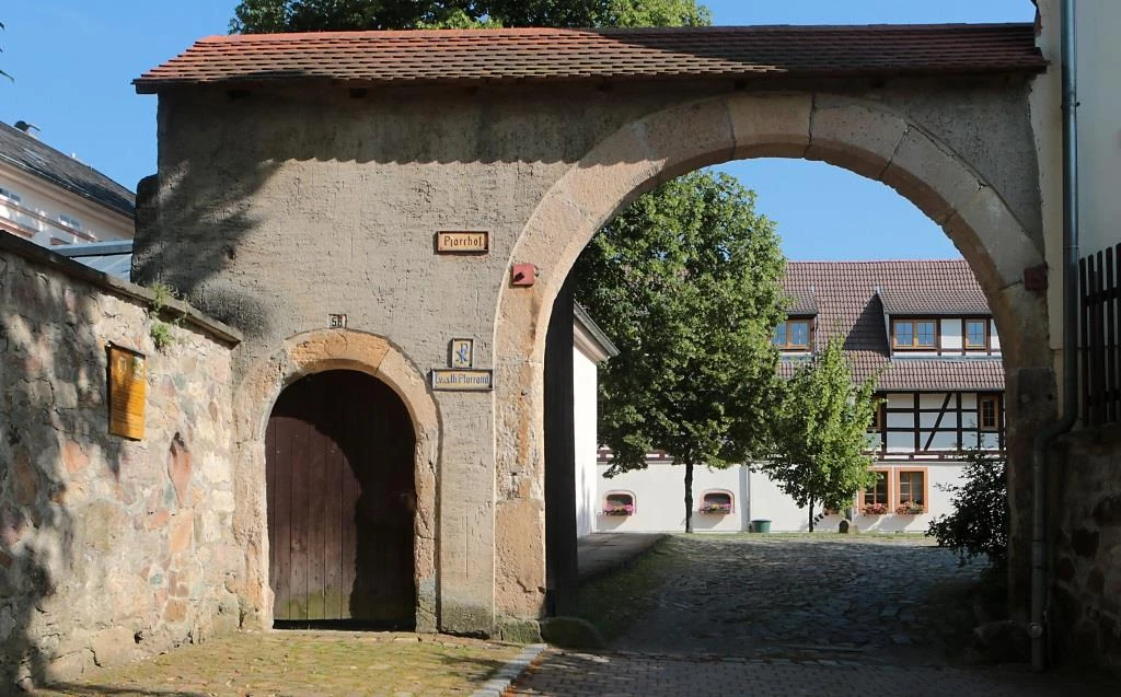 Klassenfahrt Kohren-Sahlis - Torbogen mit Blick zum Wohngebäude