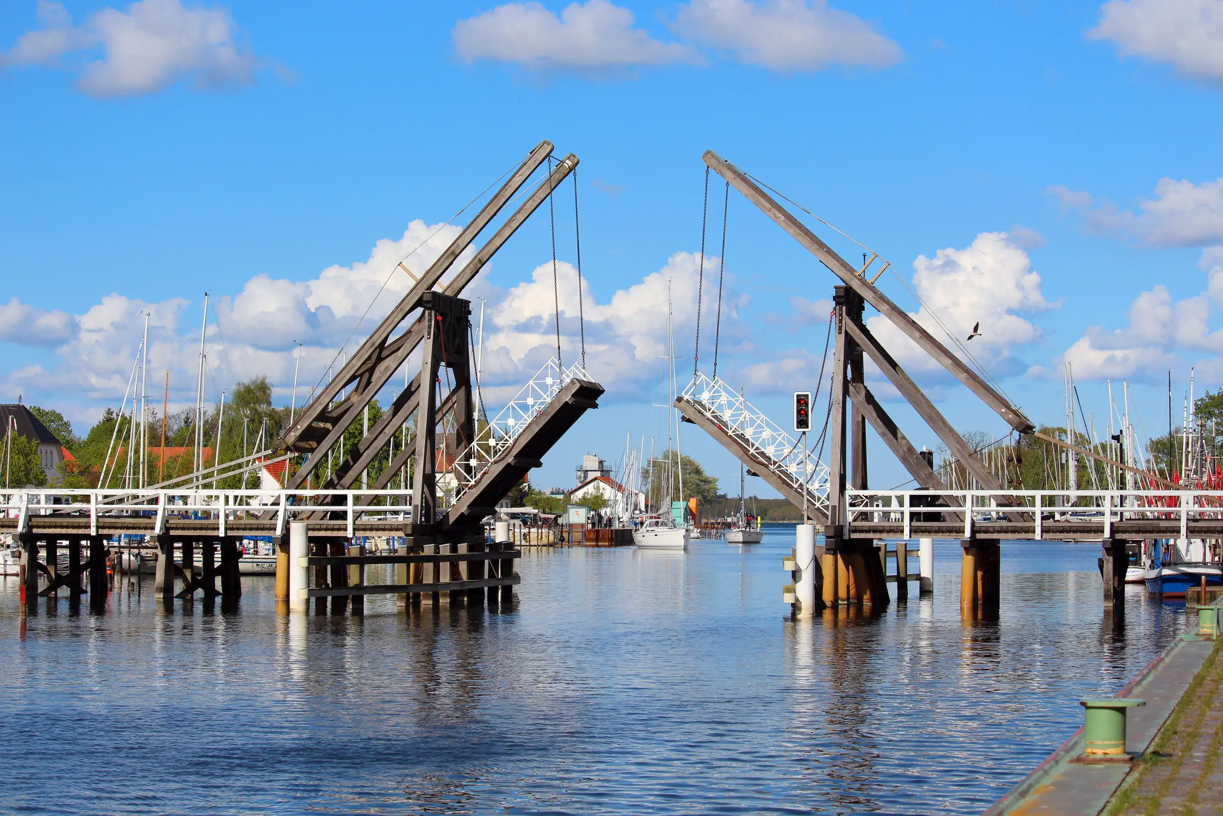 Klassenfahrt Greifswald - Die Wiecker Klappbrücke in halb geöffneten Zustand.