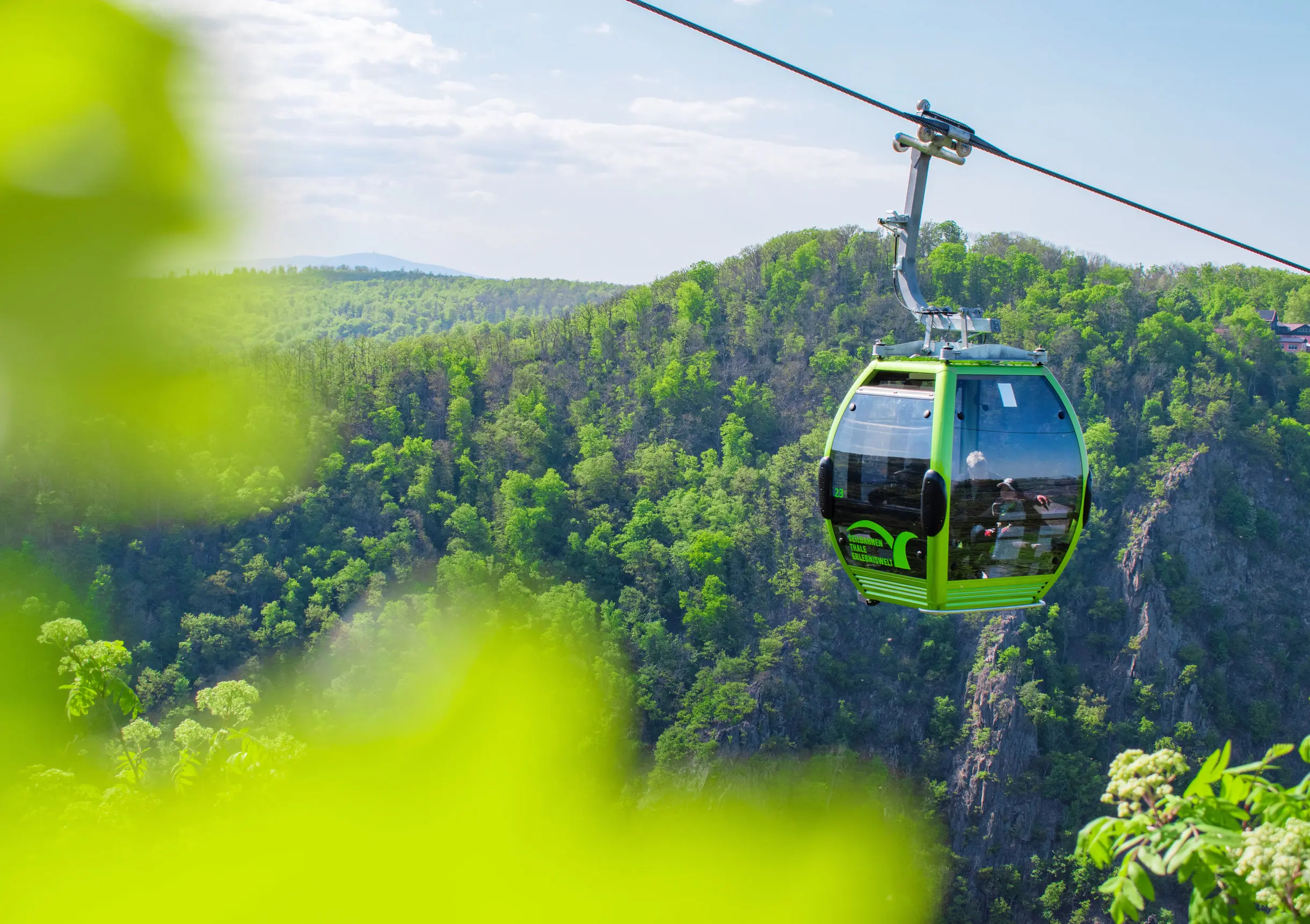 Klassenfahrt Thale - Eine Seilbahn fährt zum Hexentanzplatz hoch.