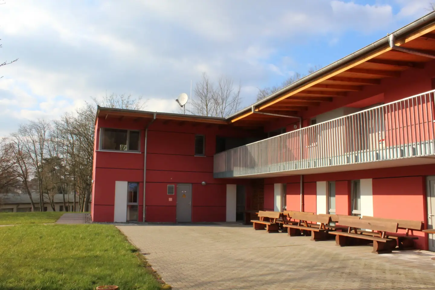 Klassenfahrt Nordhausen - Außenansicht Rothleimmühle mit rotem Gebäude
