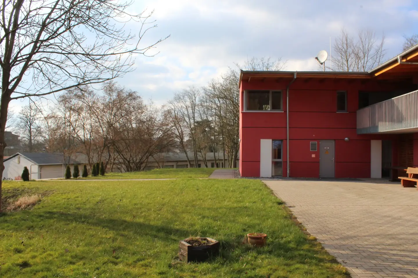 Klassenfahrt Nordhausen - Außenansicht Rothleimmühle mit rotem Gebäude