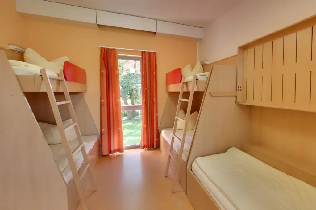 Klassenfahrt Nordhausen - helles Mehrbettzimmer mit Doppelstockbetten
