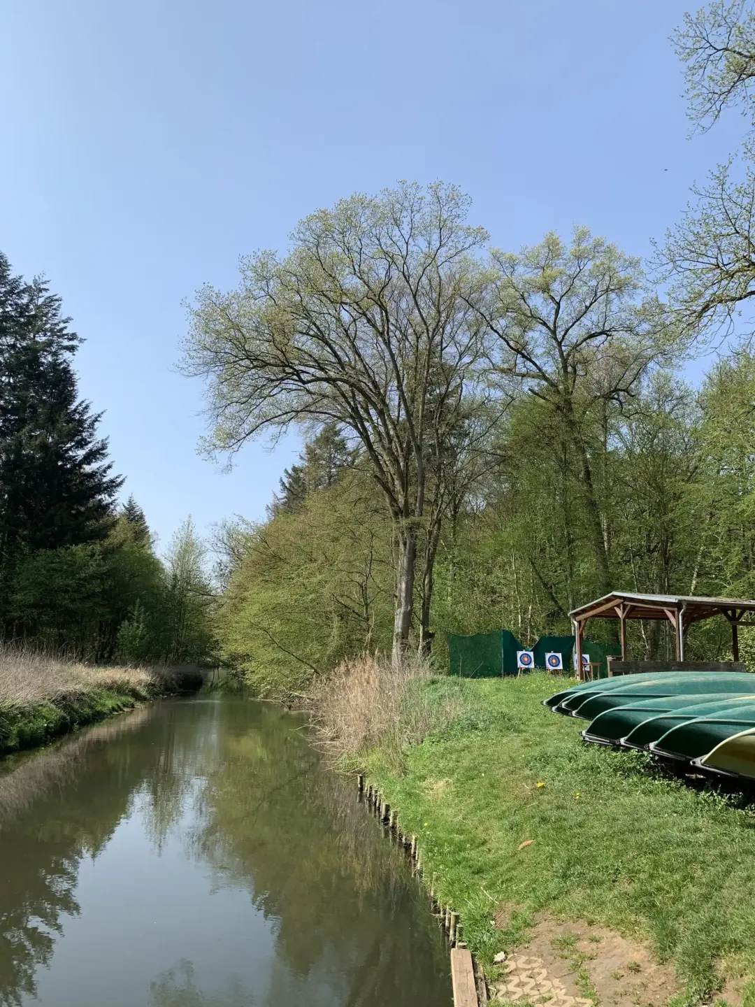Klassenfahrt Gadow - neben der Löcknitz liegen mehrere Kanus