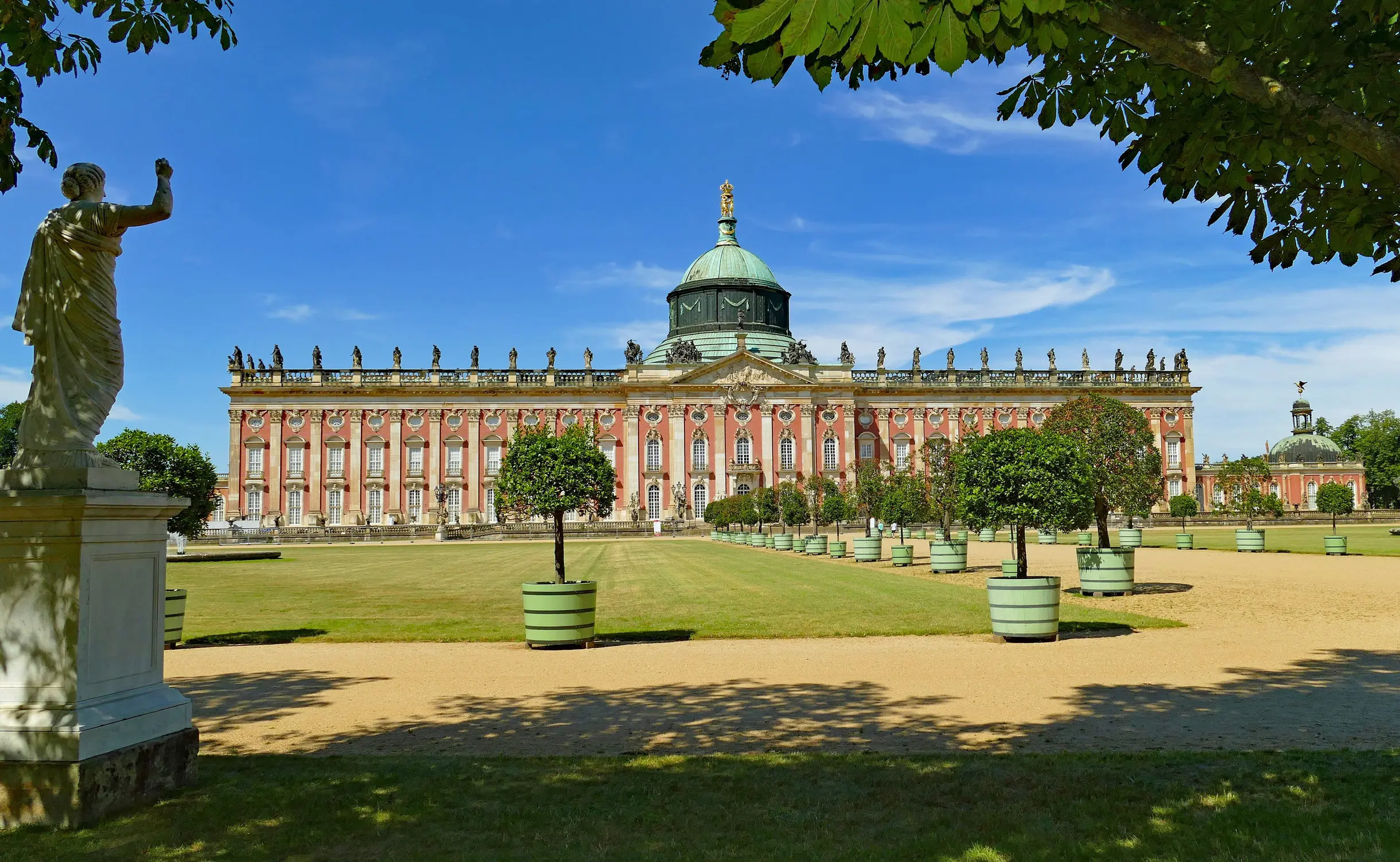 Klassenfahrt Potsdam - Das Neue Palais mit Park bei strahlend blauem Himmel,