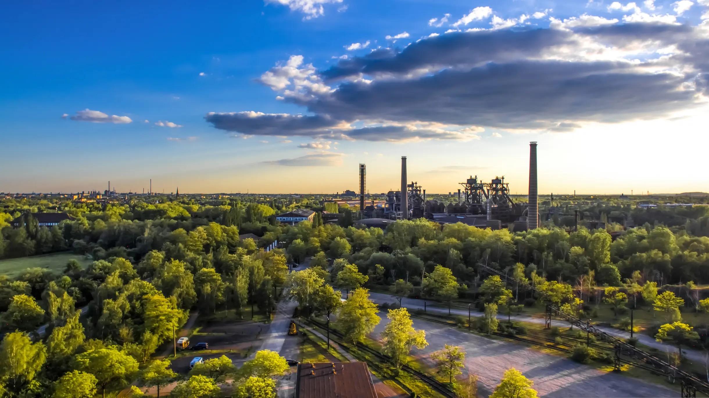 Klassenfahrt Duisburg - Der grüne Landschaftspark mit seinen alten Hochöfen aus der Luft gesehen.