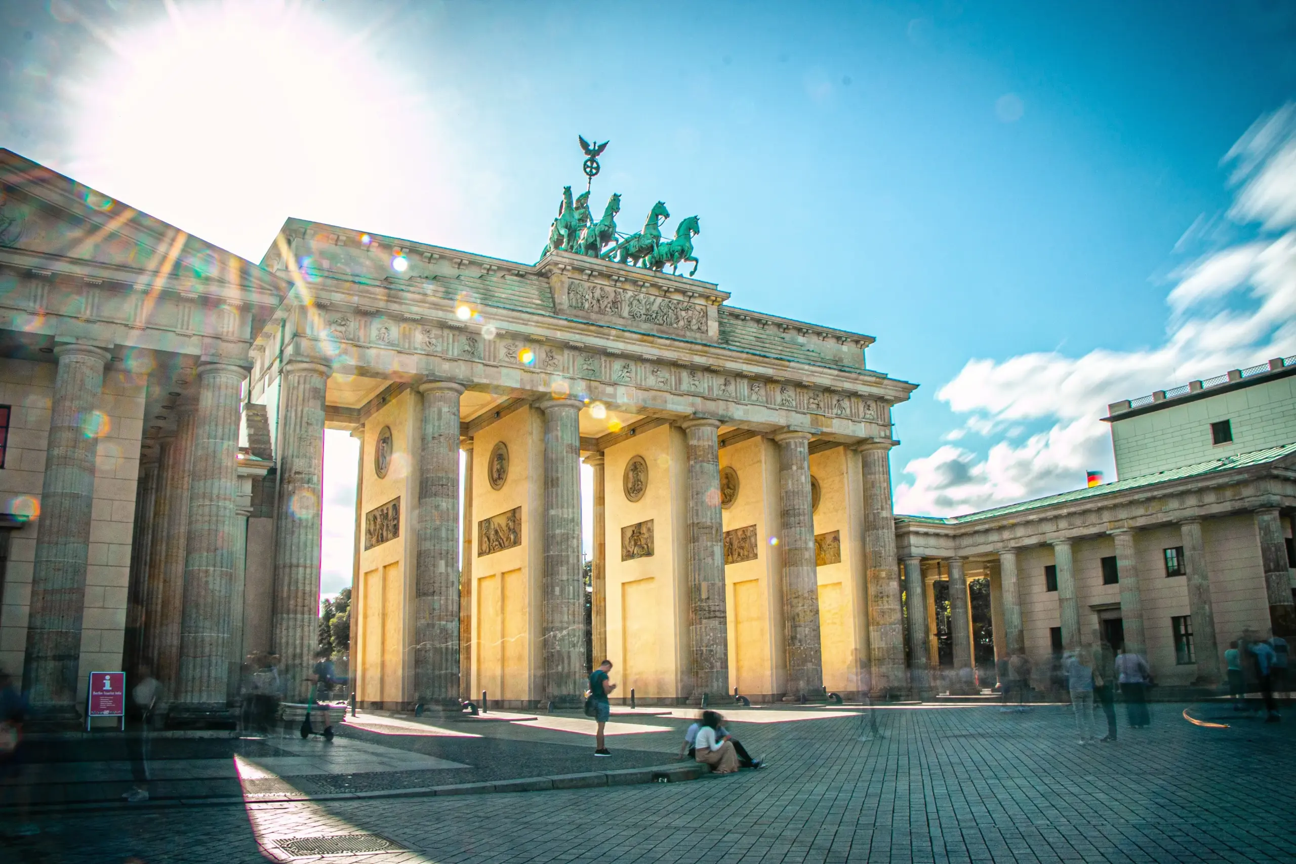 Brandenburger Tor bei sonnigem Wetter im Winter