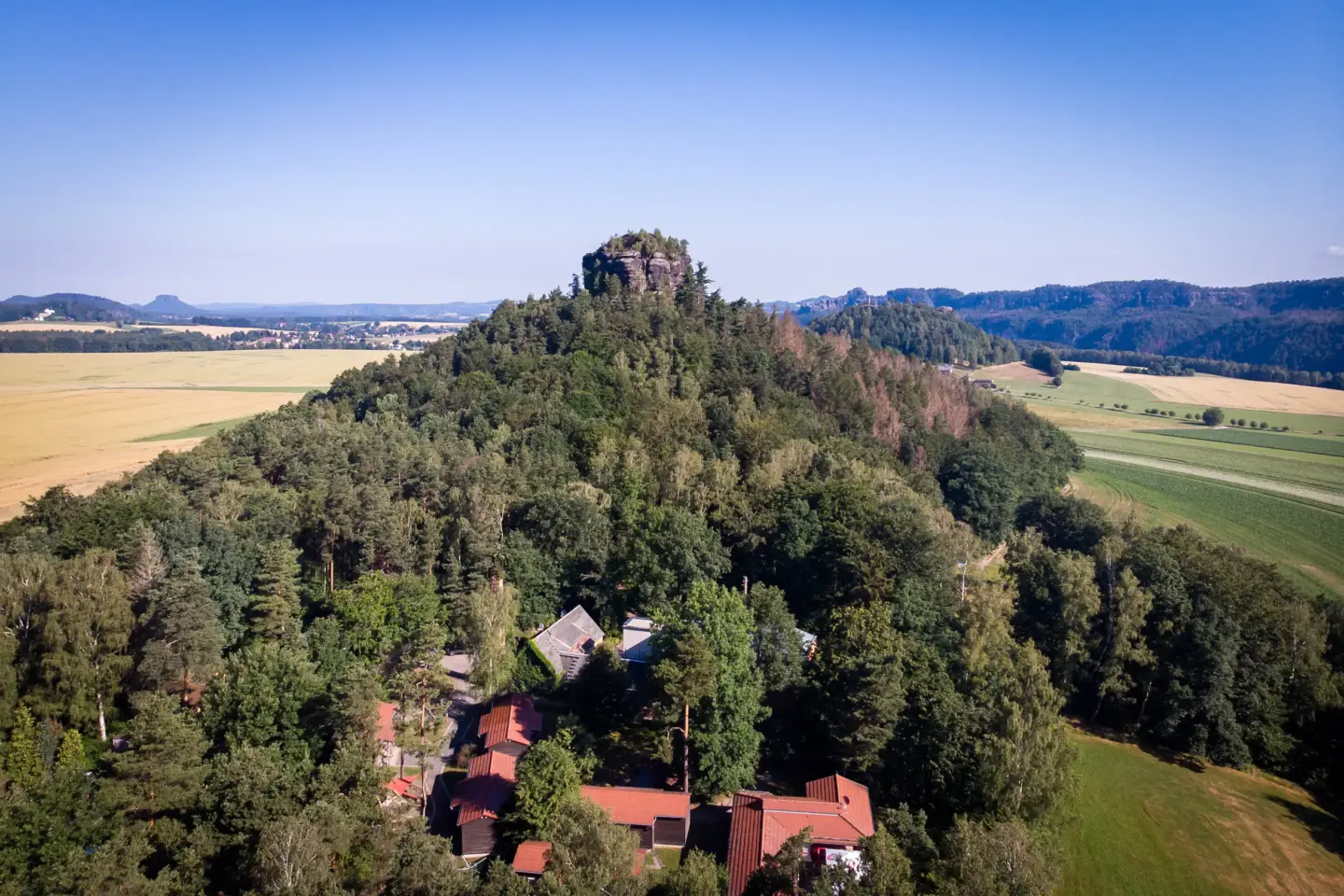 Klassenfahrt Sächsische Schweiz - Unterkunft mit Zirkelstein im Hintergrund