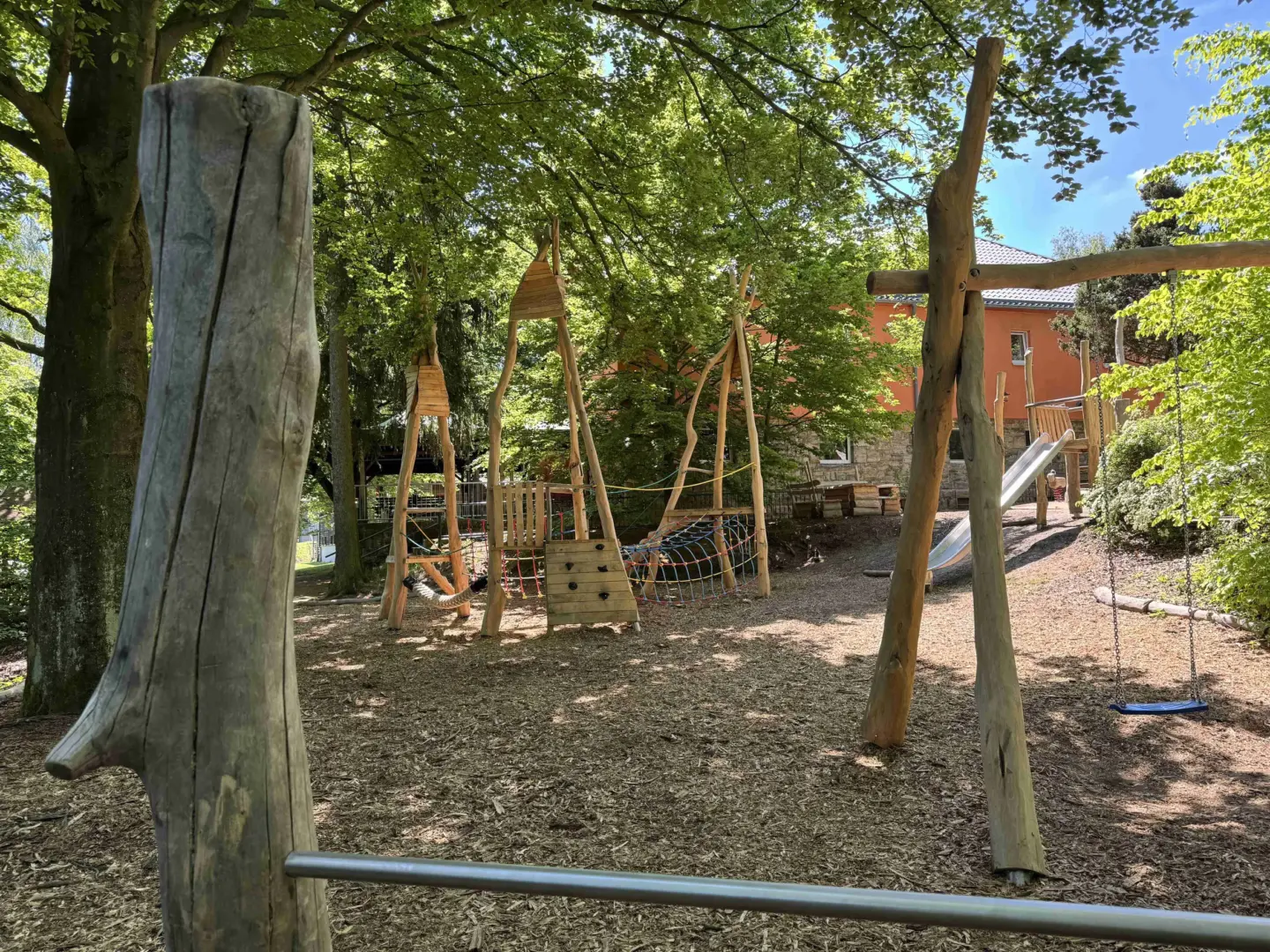 Klassenfahrt Sächsische Schweiz - Spielplatz im Wald mit Schaukel und Kletterelemente