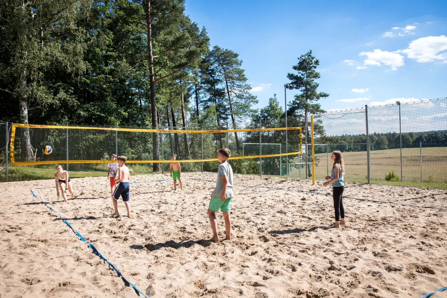 Klassenfahrt Sächsische Schweiz - Kinder spielend auf Beachvolleyballfeld