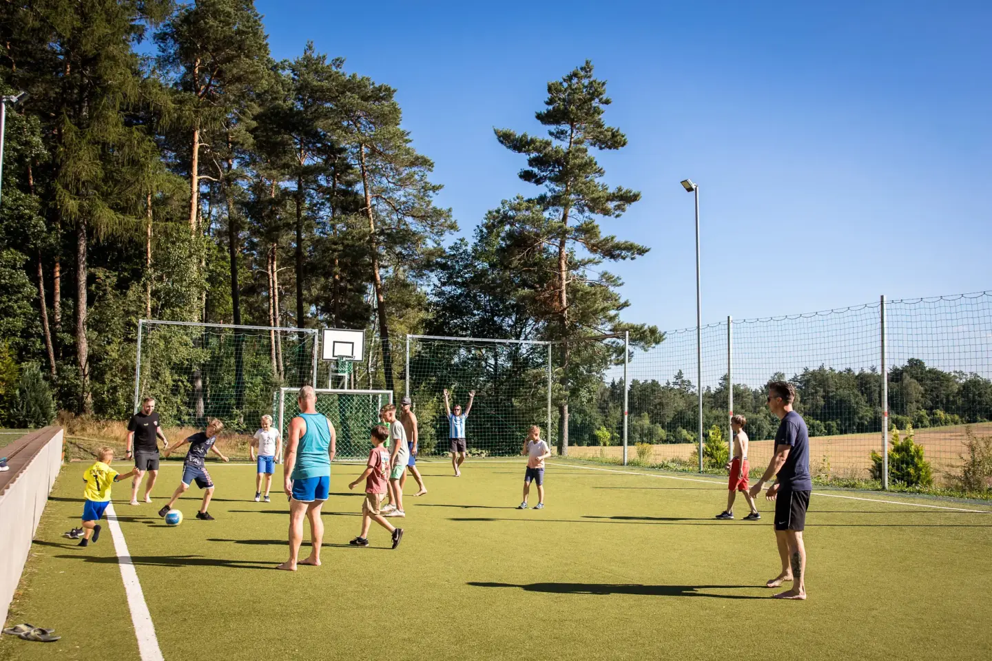 Klassenfahrt Sächsische Schweiz - spielende Personen auf Sportanlage mit Fußballtor und Basketballkorb