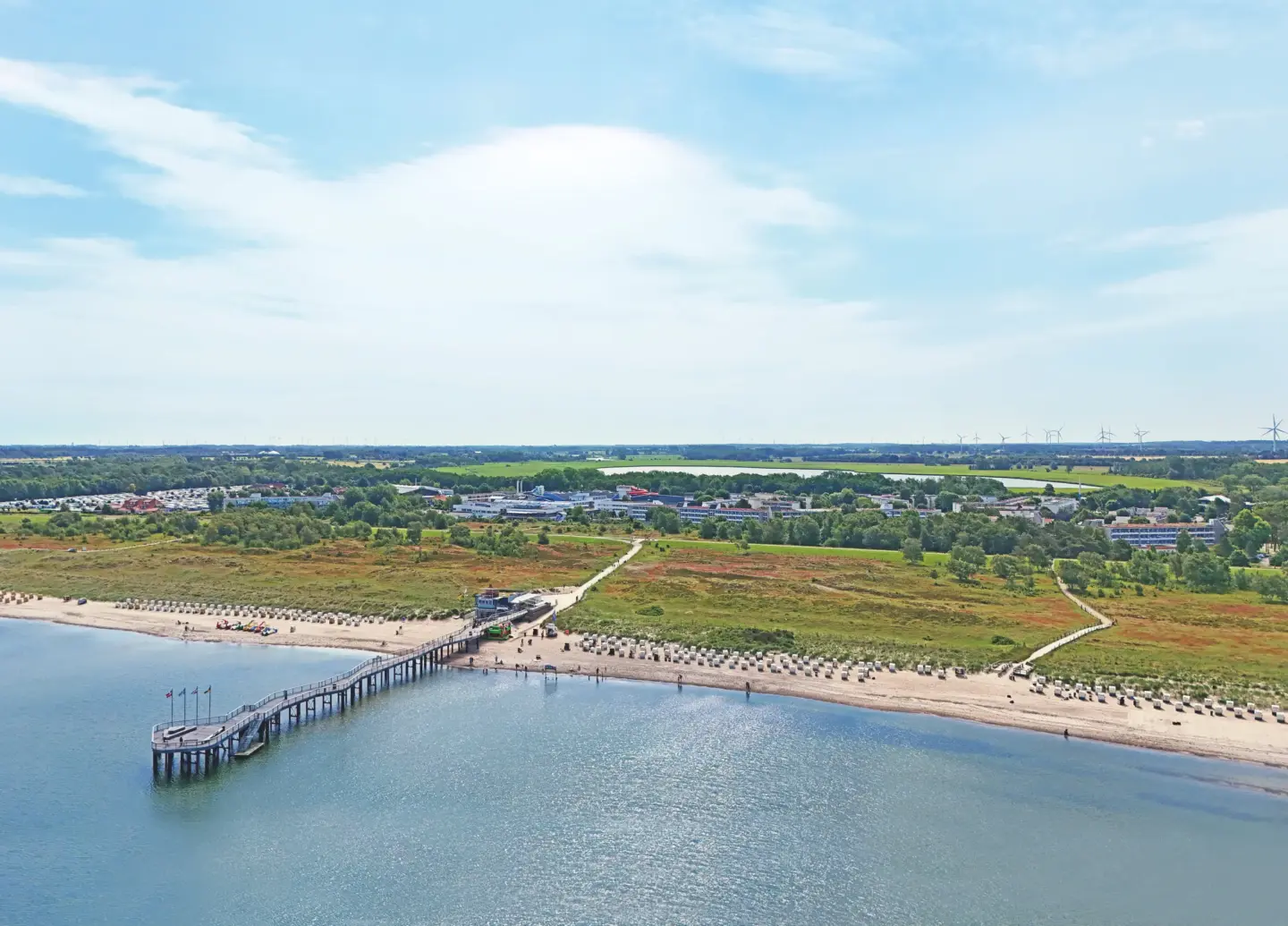Klassenfahrt Weissenhäuser Strand - Luftbildaufnahme Unterkunft mit Strand